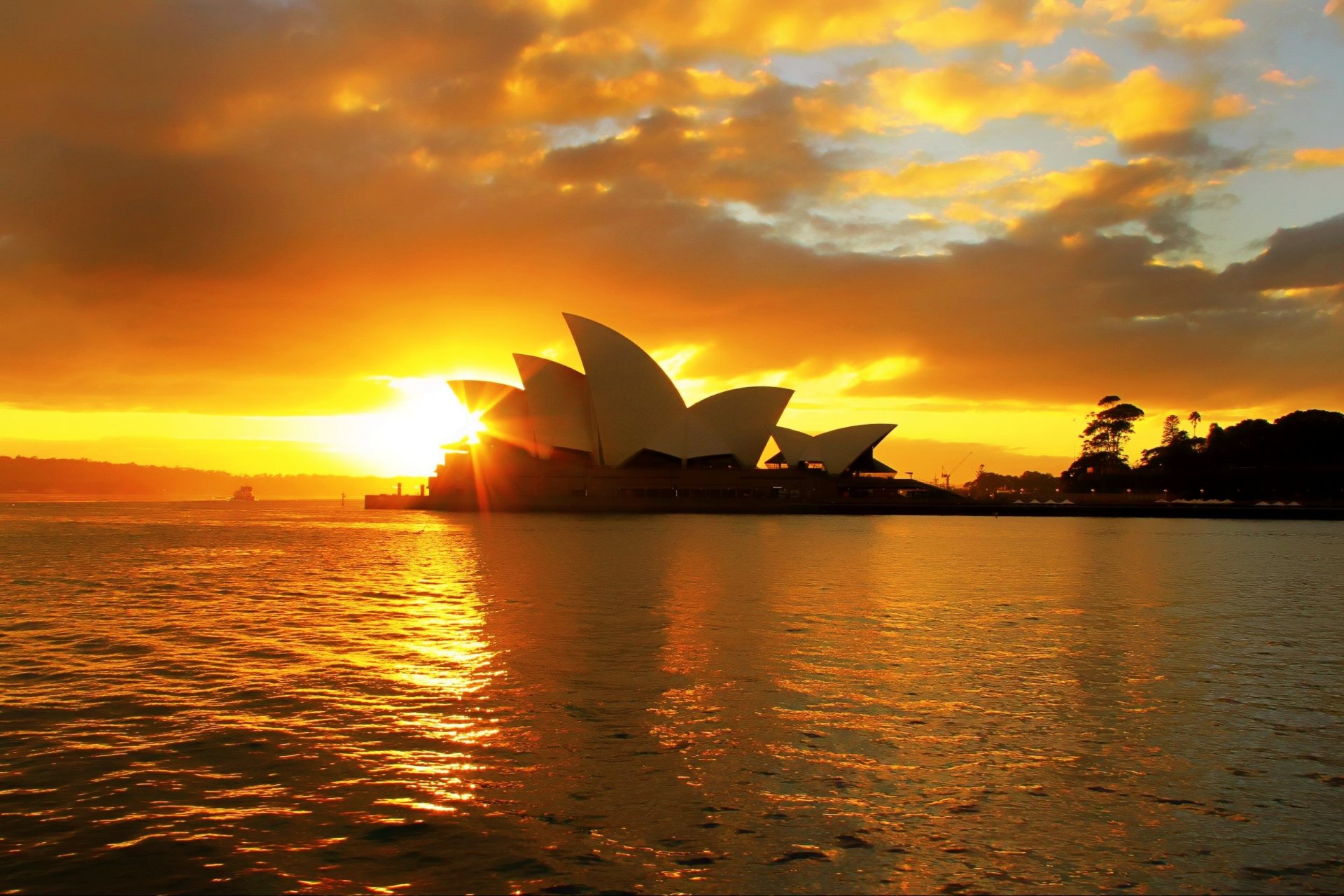 sydney australia sydney opera teatr zachód słońca chmury woda