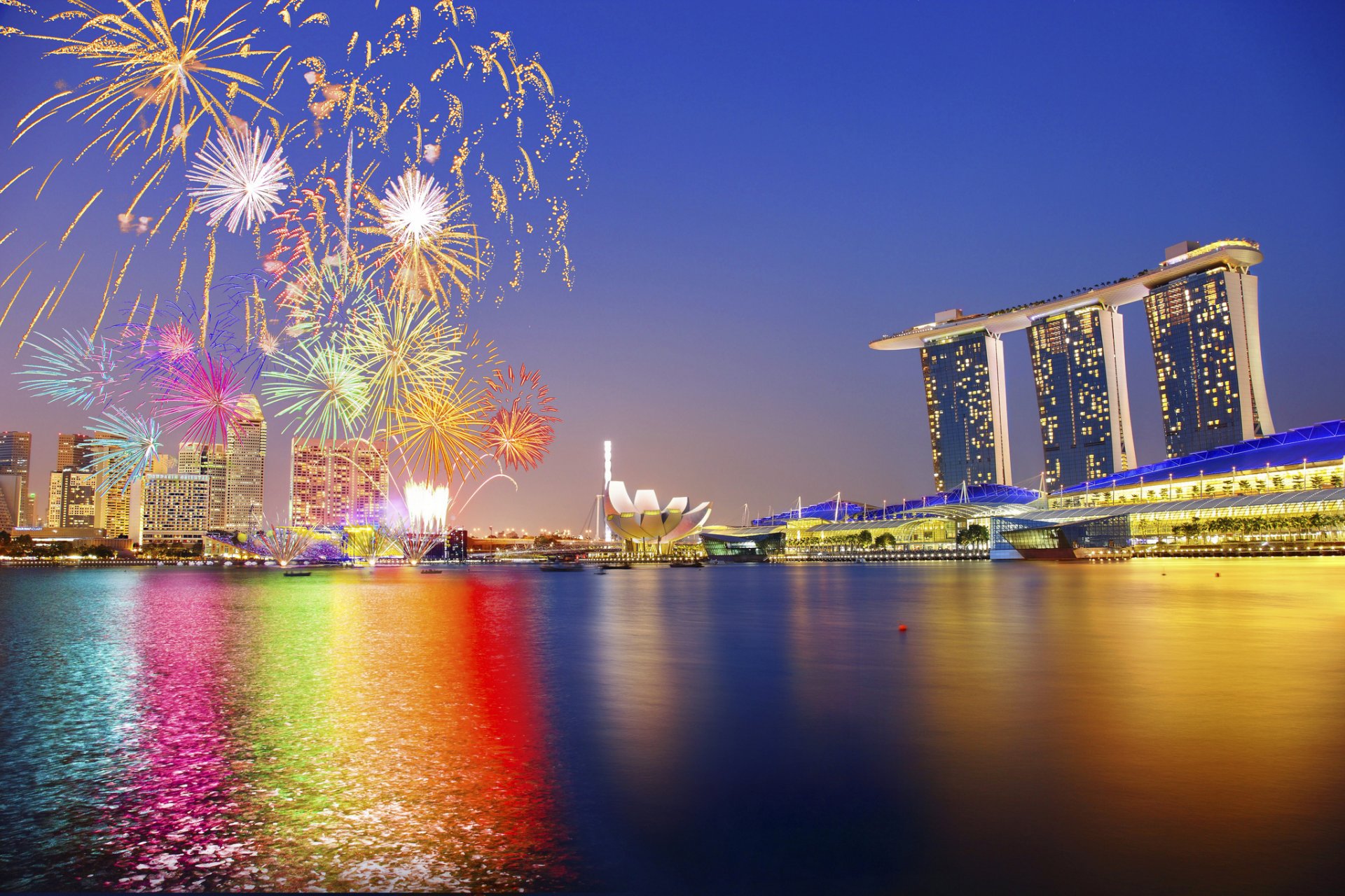 singapore asia città notte luci retroilluminazione hotel vacanze cielo saluti fuochi d artificio