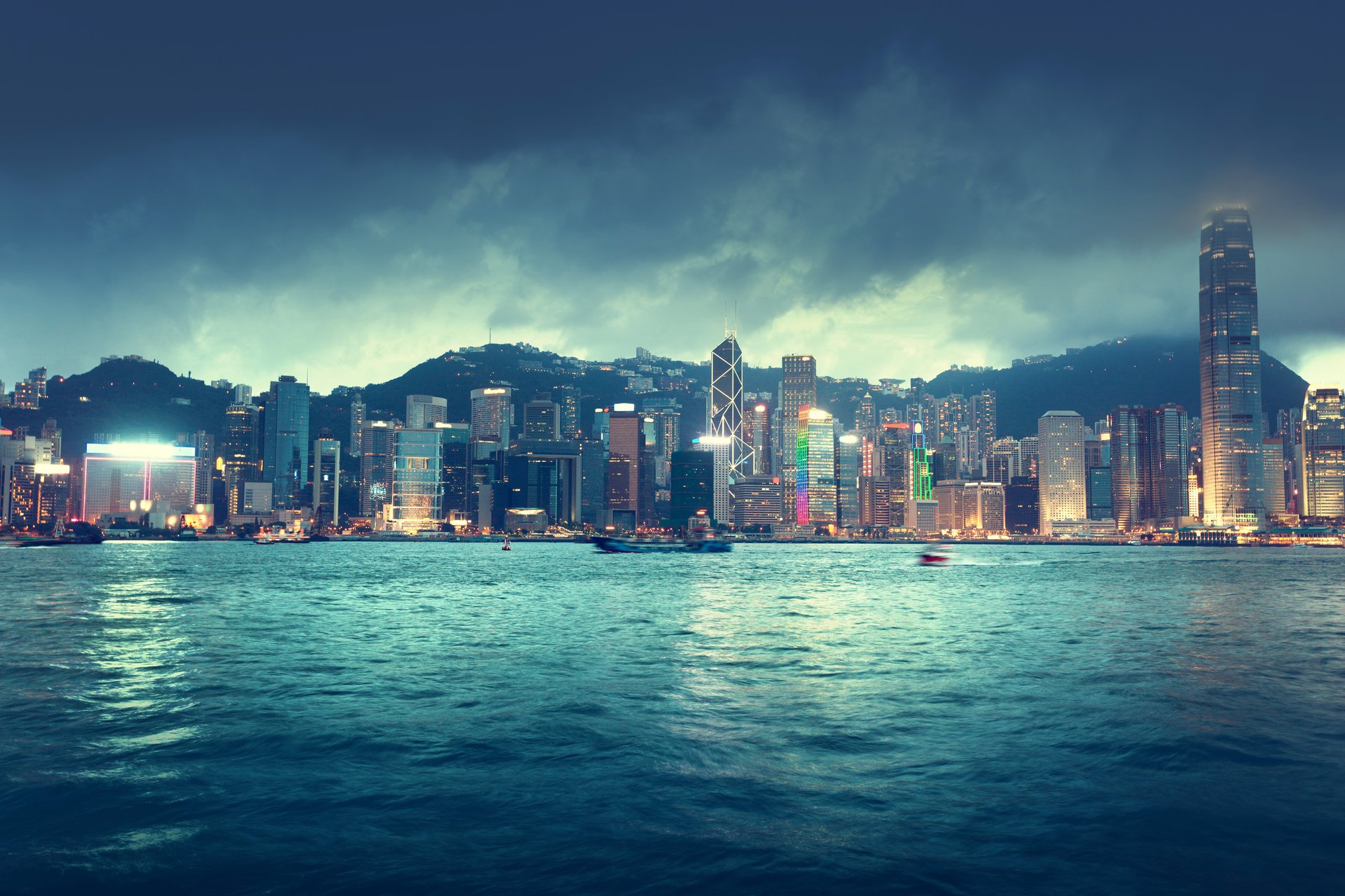 hong kong china ciudad horizonte mar río cielo nubes noche linternas horizonte barcos edificios luces paisaje hermoso