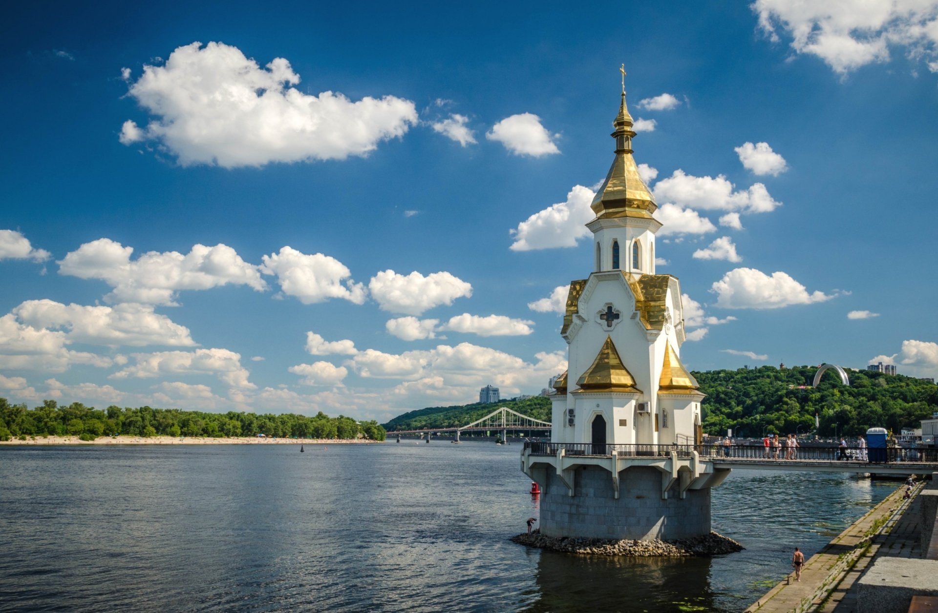 ukraine kiev le temple de nicolas le thaumaturge remblai dniepr rivière arbres ciel nuages