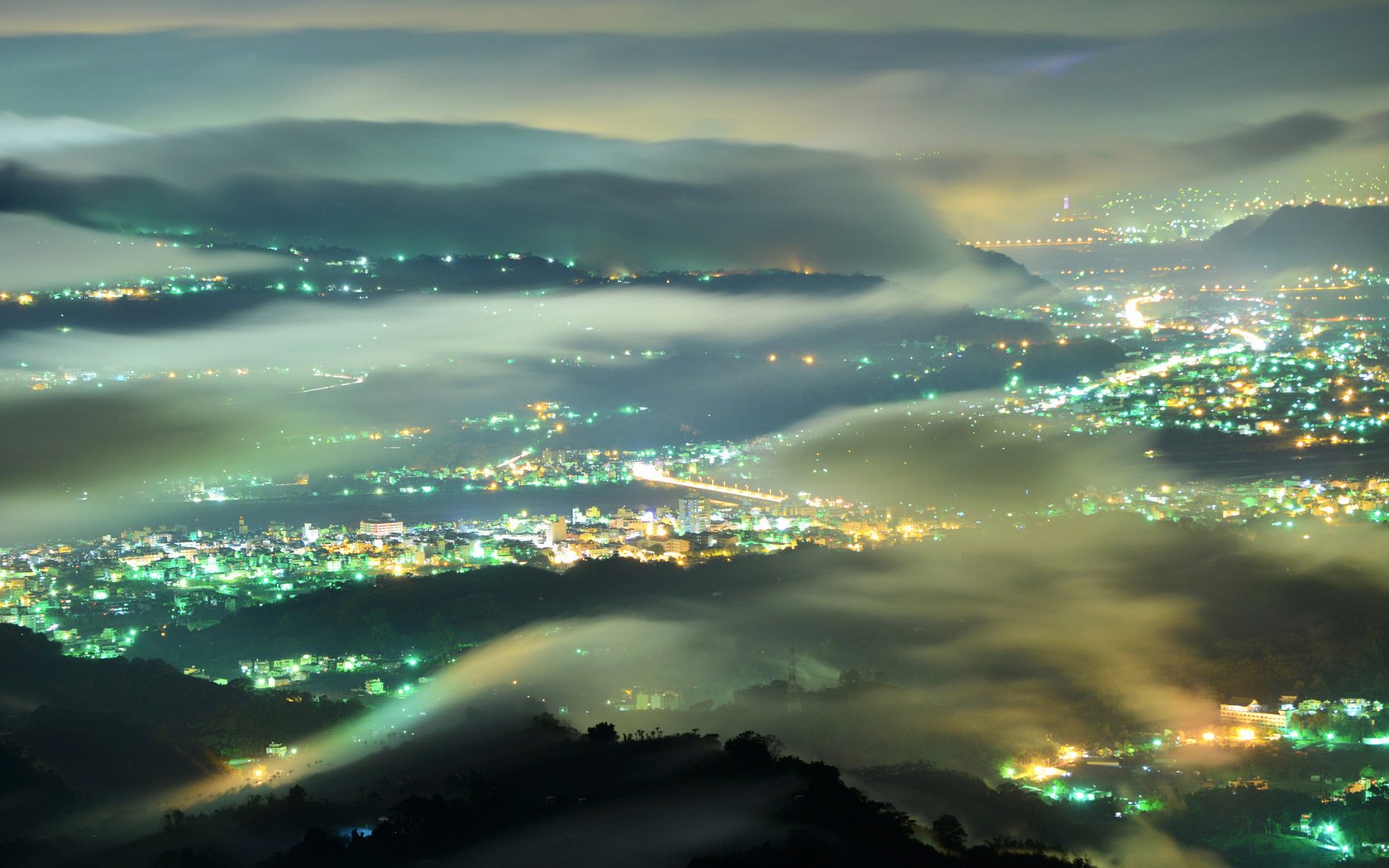 lumières nuit vue de dessus brouillard ville