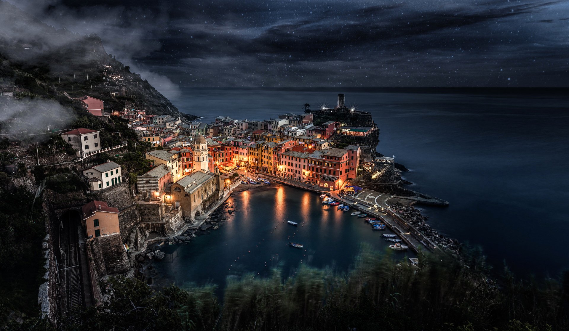 ligurien italien manarola stadt meer felsen häuser boote nacht sterne himmel licht lichter