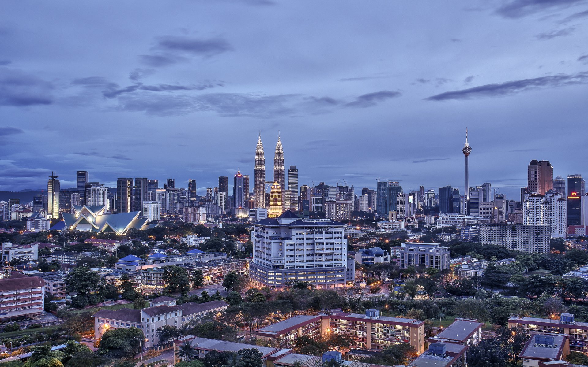 kuala lumpur malezja stolica kapitał domy budynki drapacze chmur wieczór niebo chmury