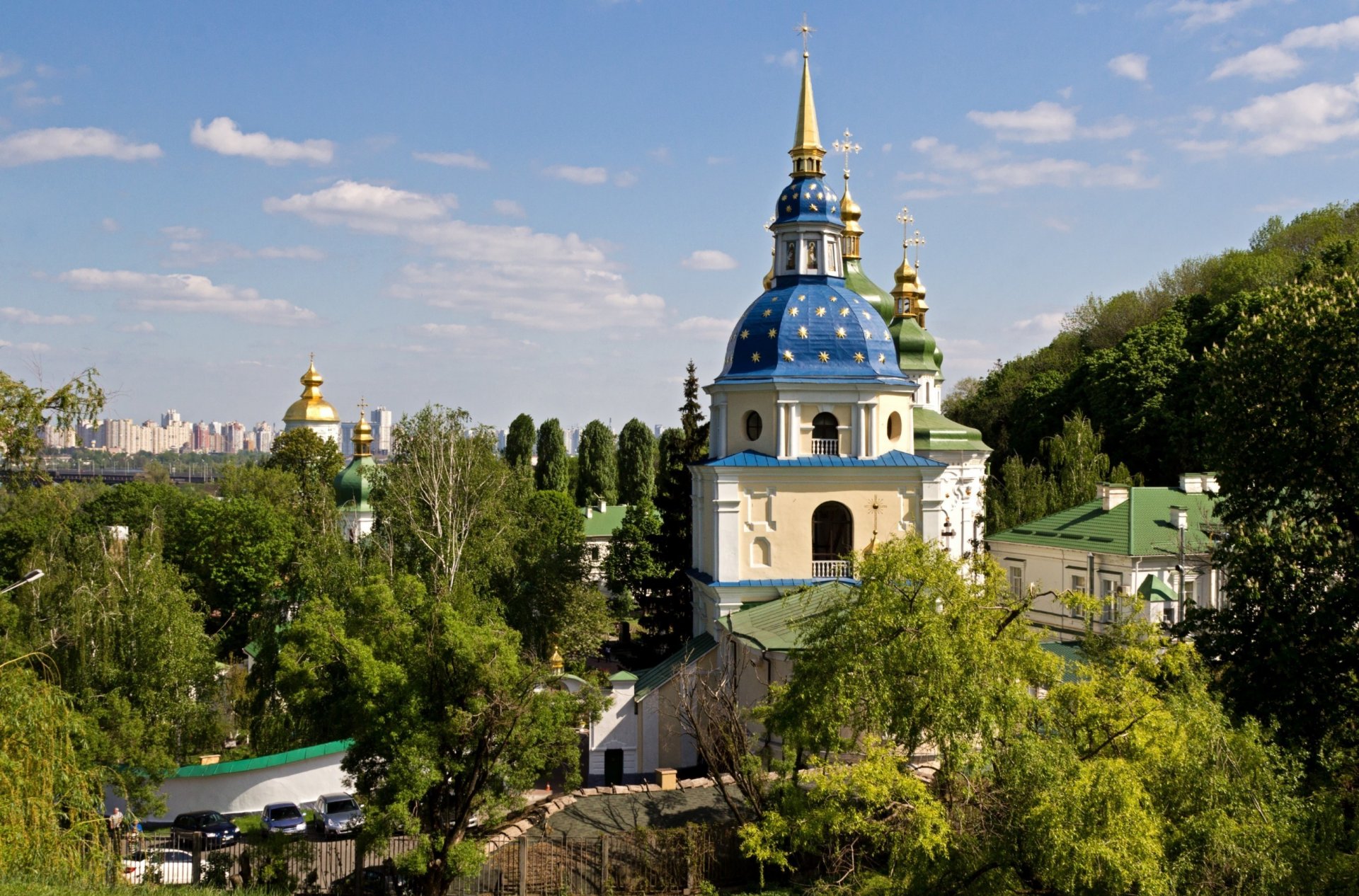 ukraine kiev monastère vydubitsky maisons arbres ciel nuages