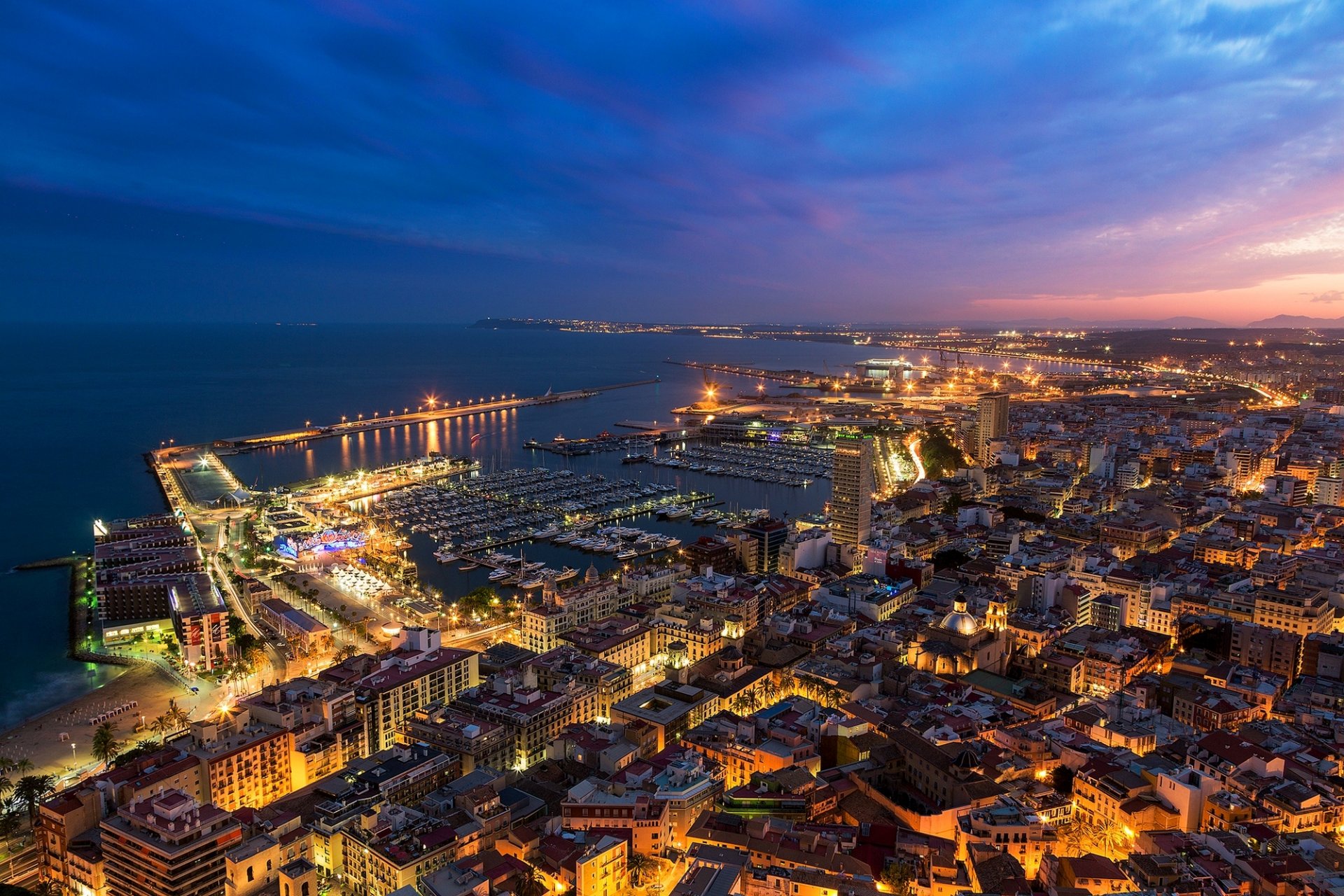 alicante valence espagne ville soirée crépuscule coucher de soleil panorama lumières maisons bâtiments