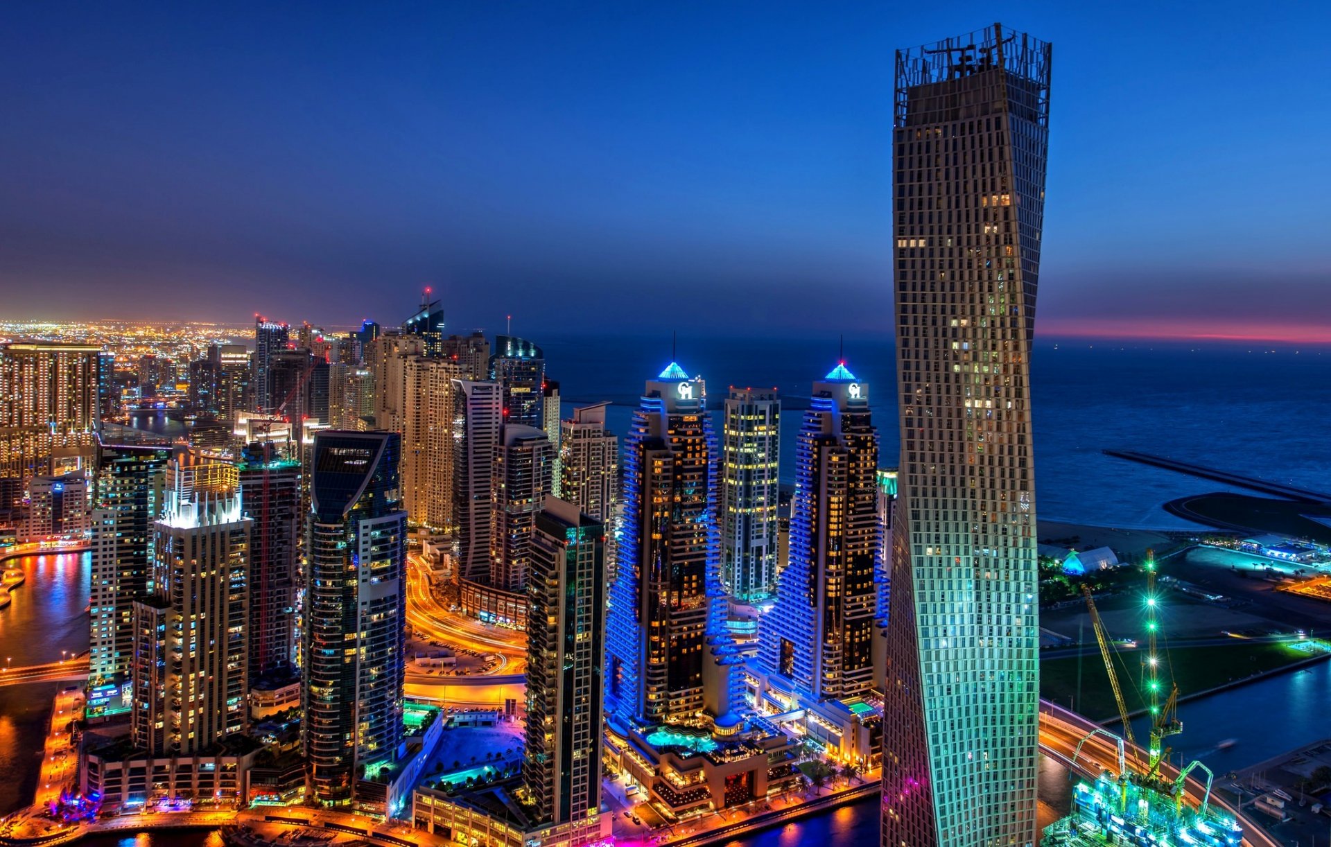 dubai dubai marina emirati arabi uniti città sera luci retroilluminazione panorama edifici grattacieli grattacieli case strade baia illuminazione