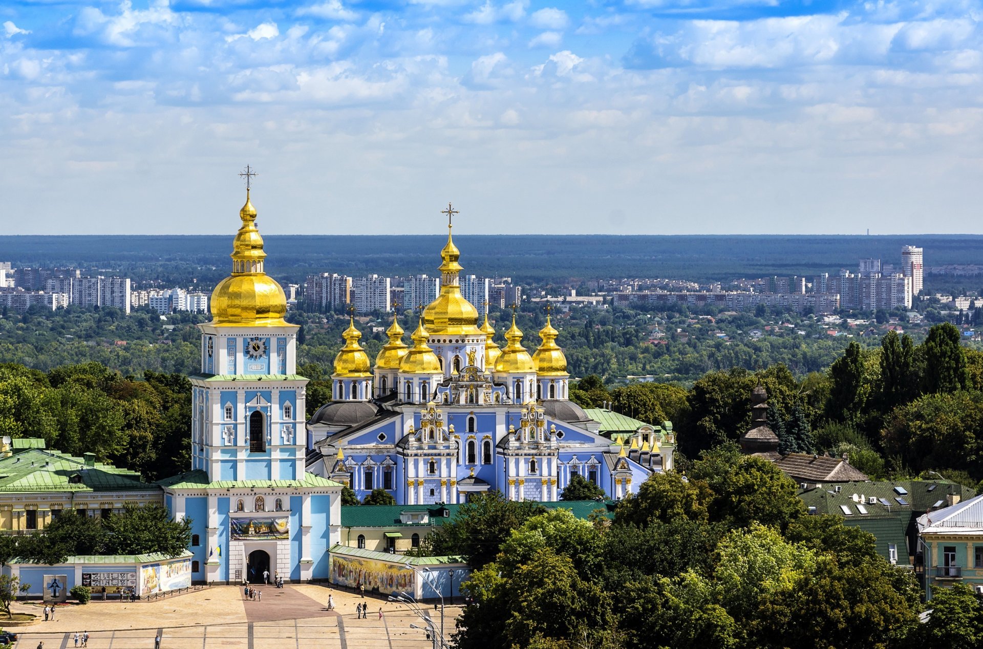 ucrania kiev catedral de san miguel monasterio campanario panorama casas árboles cielo