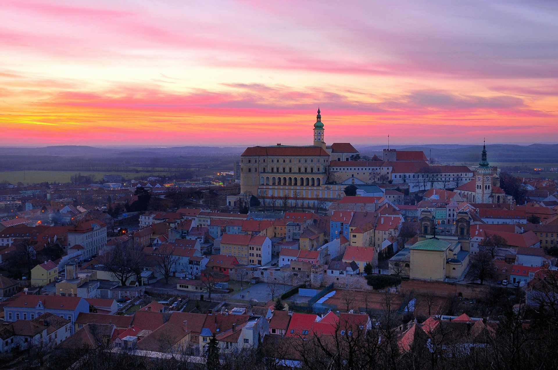 česká republika zámek mikulov czechy miasto wieczór zachód słońca