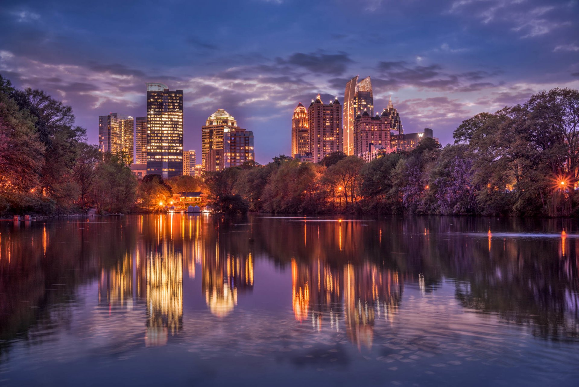 atlanta géorgie usa arbres rivière piémont parc midtown géorgie ville nuit maisons gratte-ciel éclairage lumières ciel nuages réflexion