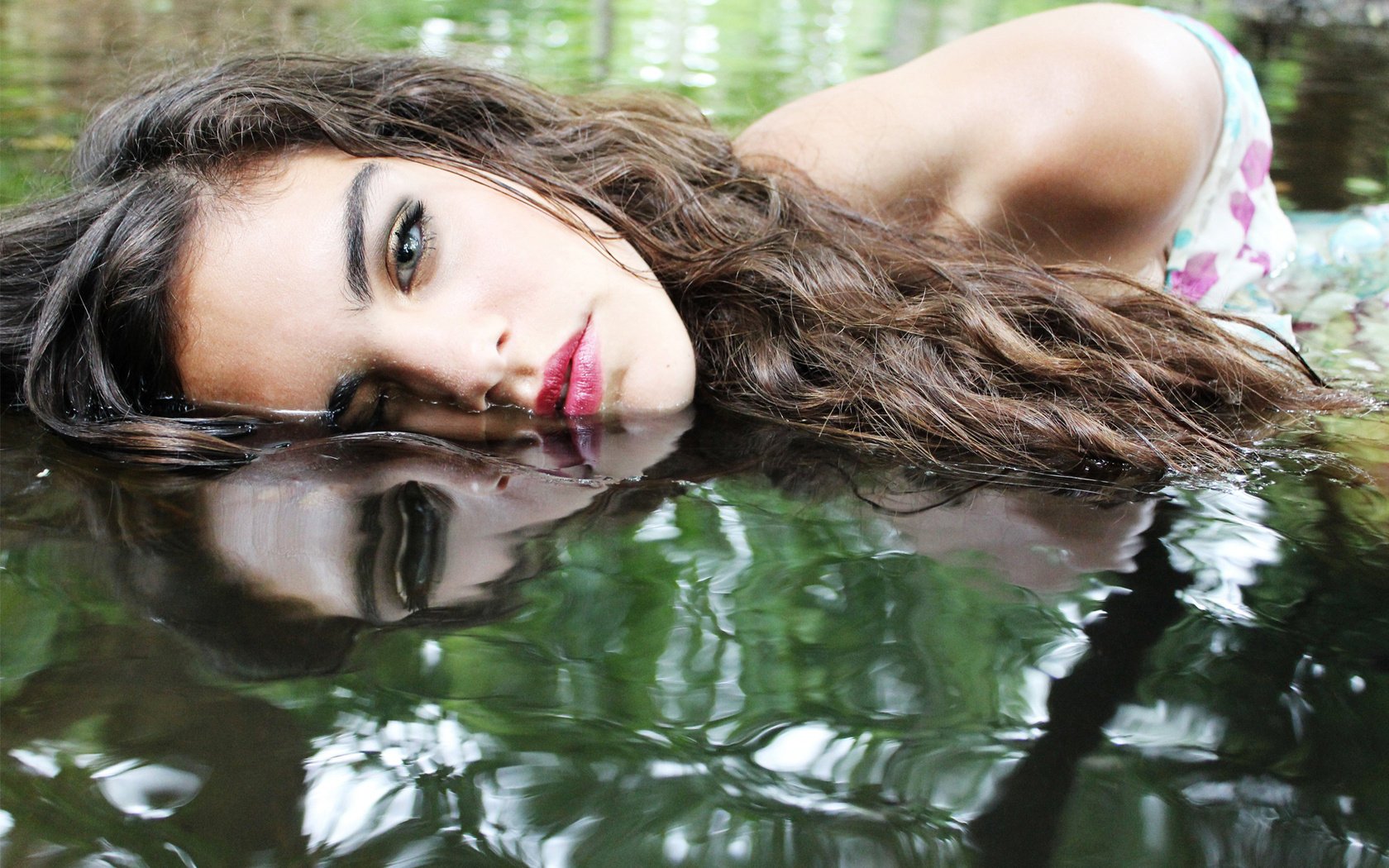 acqua trucco ragazza riflessione