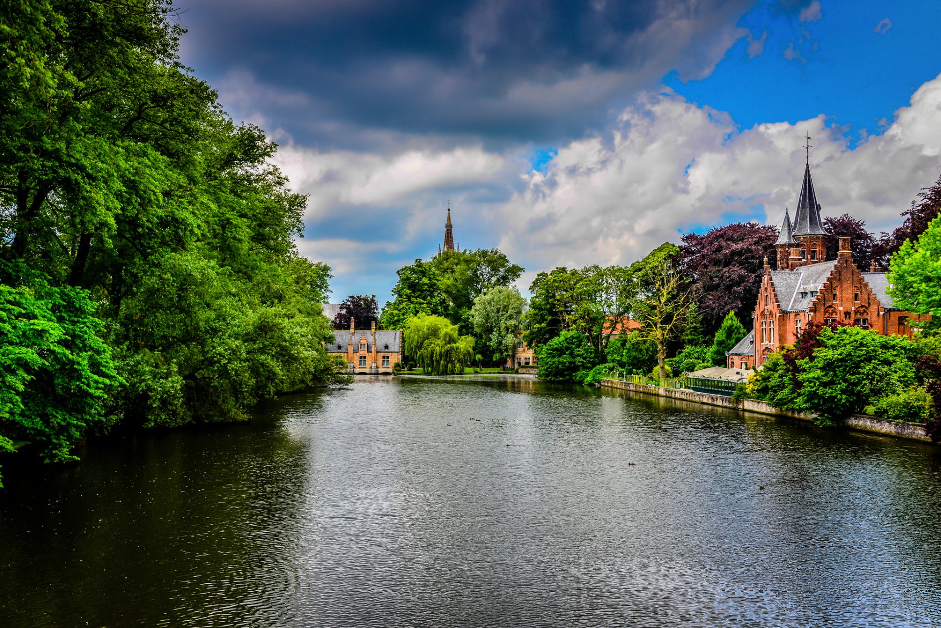 brügge belgien kasteel beauvigne minnewater park stadt park fluss kanal schloss gebäude architektur bäume natur grün himmel wolken