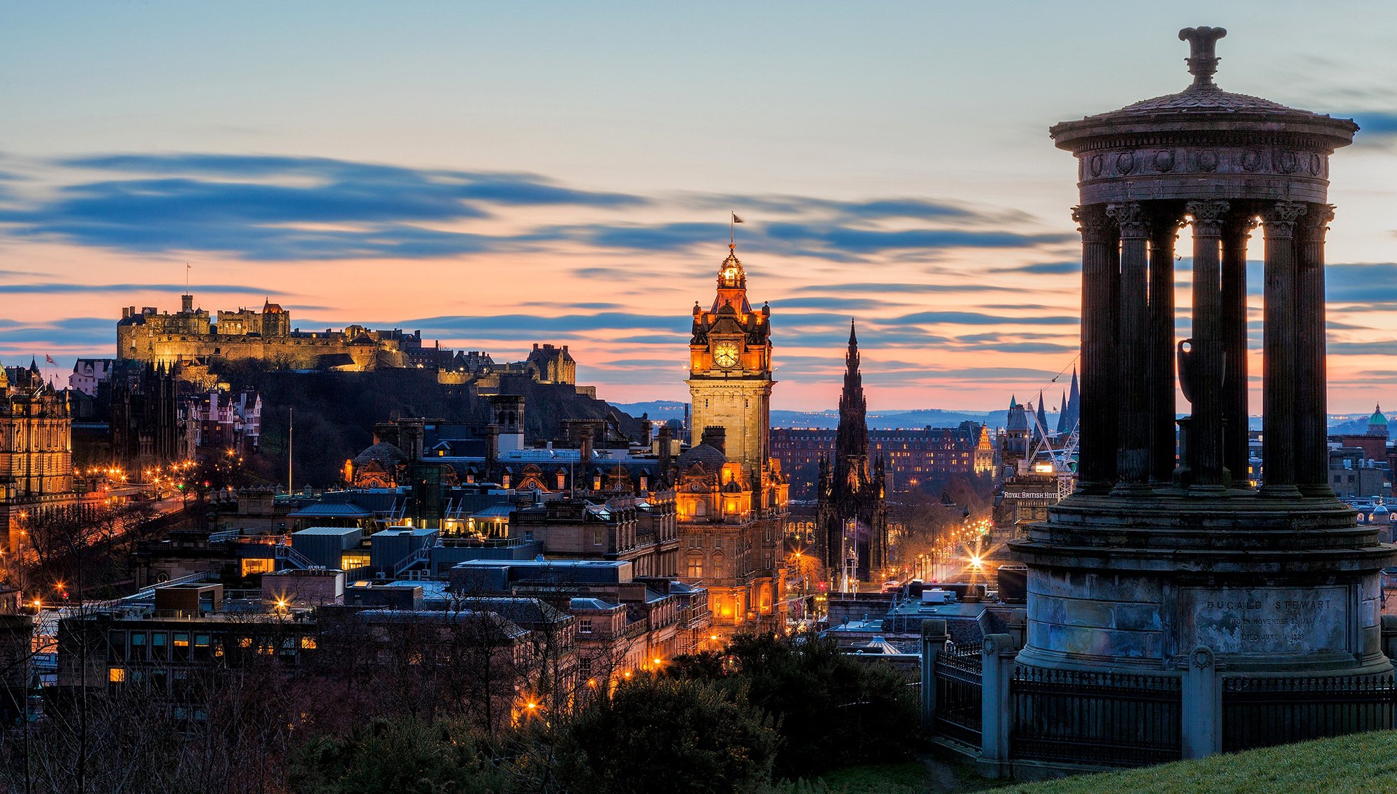 edynburg szkocja calton hill dougald stuart pomnik miasto panorama wieczór zachód słońca