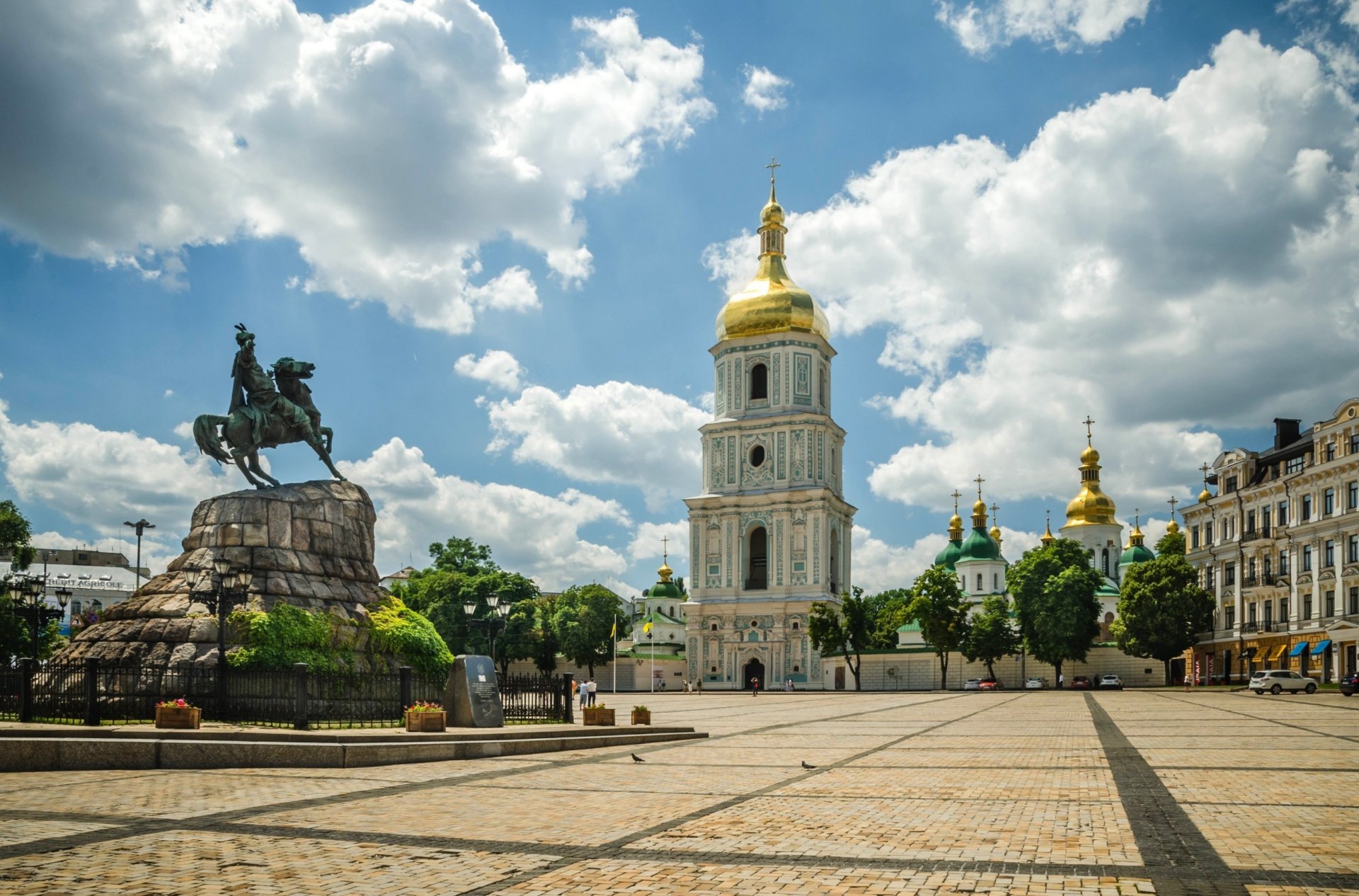 ukraina kijów plac sofijski katedra sofijska bogdan chmielnicki pomnik dzwonnica drzewa niebo chmury