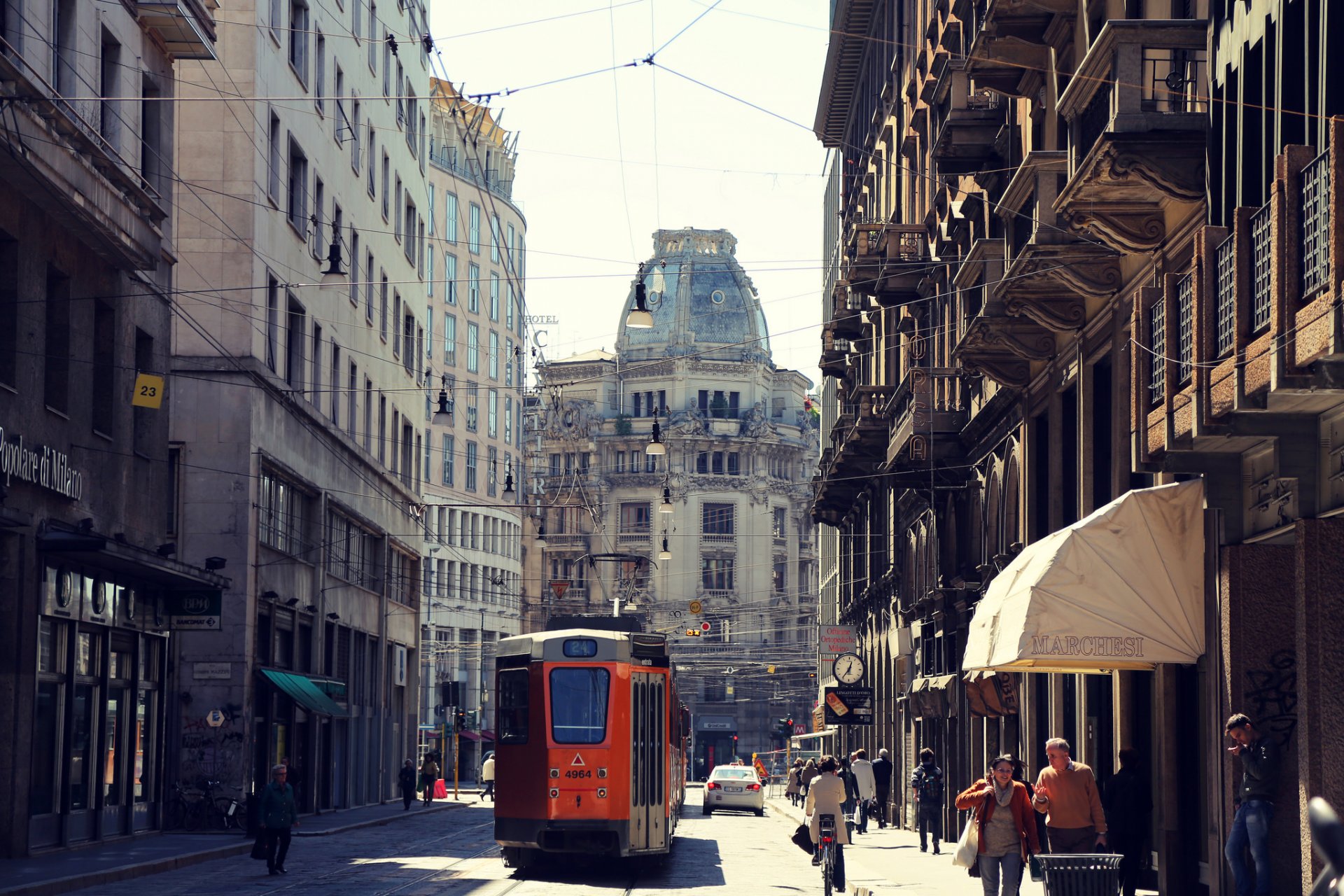 milan italie ville rue tram voitures personnes route maisons bâtiments architecture