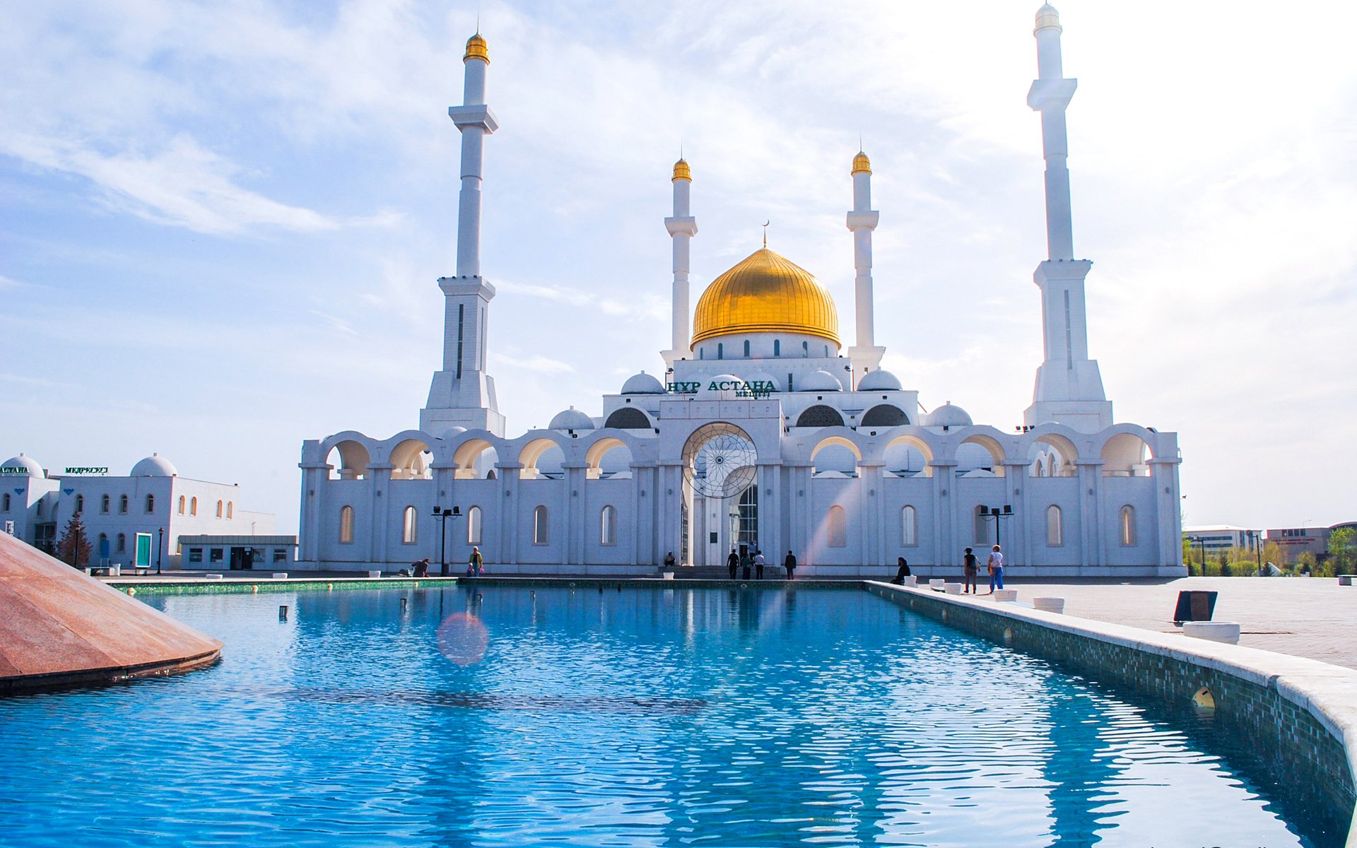 astana kazakistan moschea minareto fontana persone