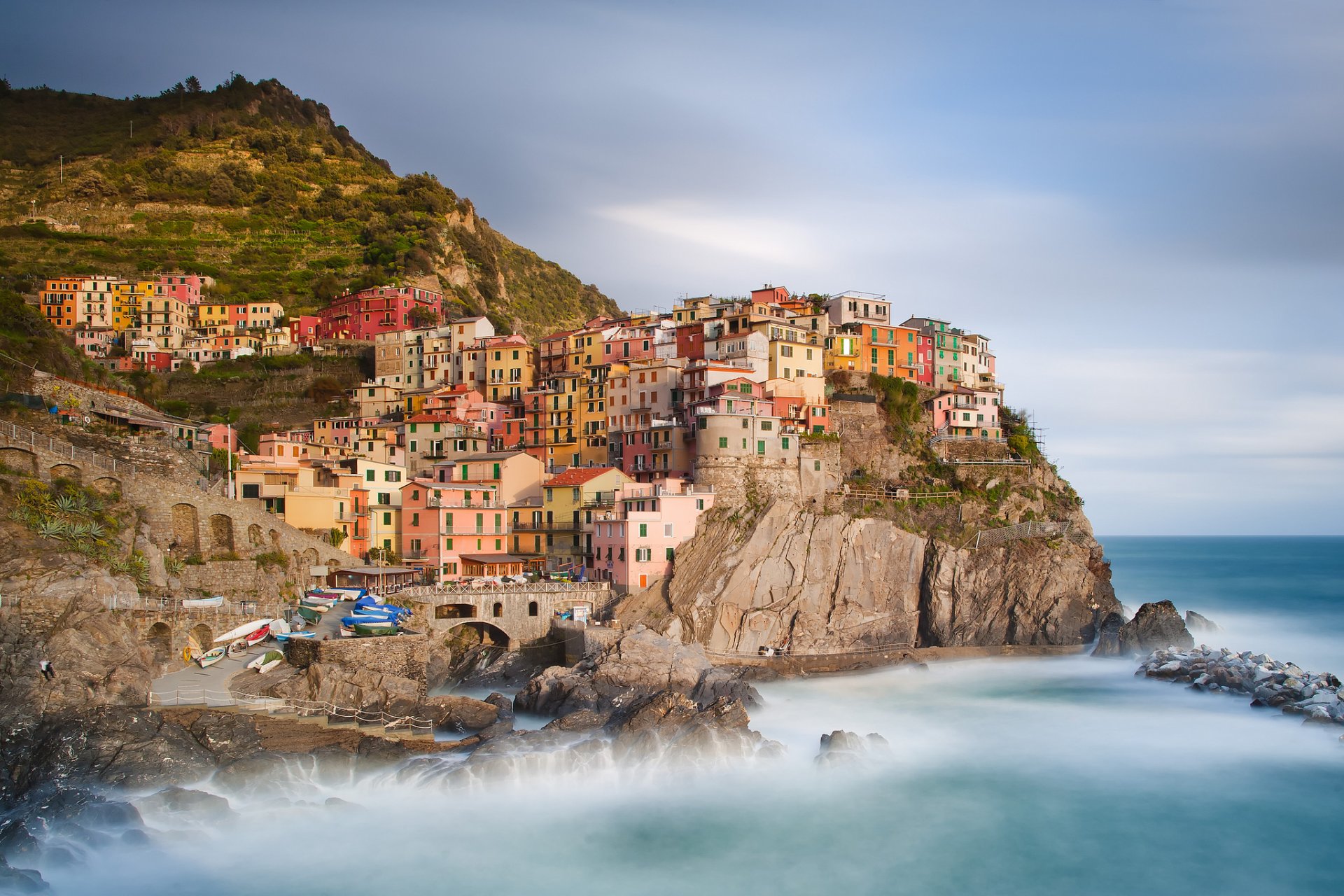 manarola cinque terre włochy prowincja della spezia cinque terre miasto domy budynki wybrzeże wybrzeże łodzie kamienie morze liguryjskie skały krajobraz natura