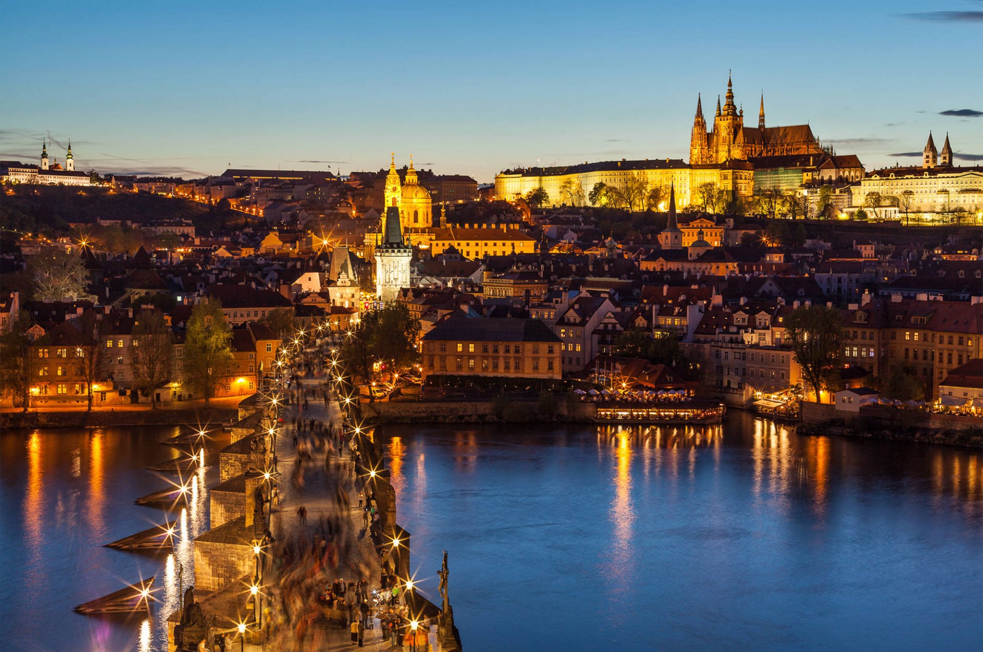 prag karlův most karlsbrücke hradčany hradčany tschechische republik česká republika stadt ansicht panorama gebäude häuser architektur fluss moldau brücke lichter laternen beleuchtung menschen