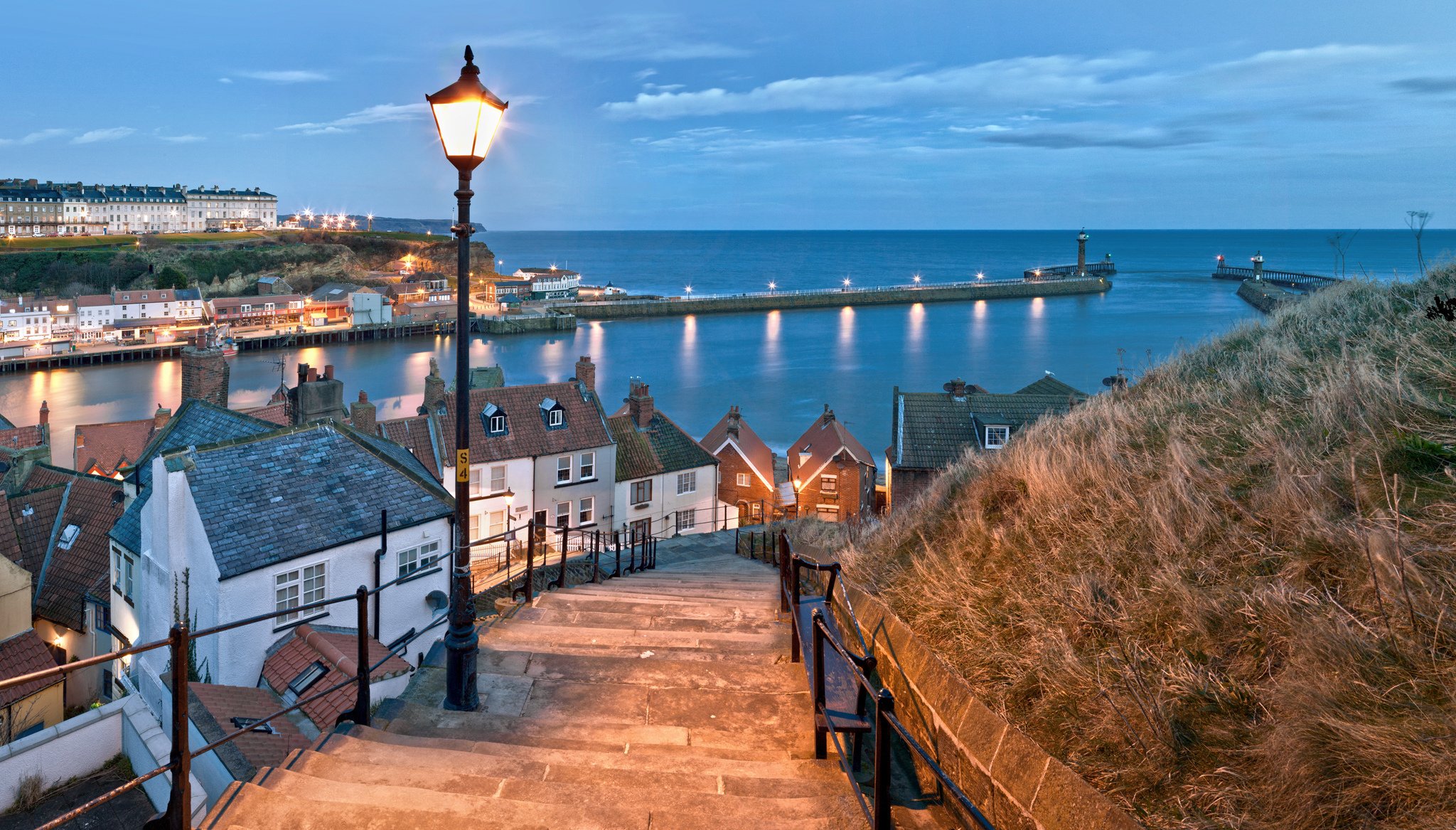 whitby north yorkshire inghilterra cielo mare case lanterna gradini molo luci faro porto