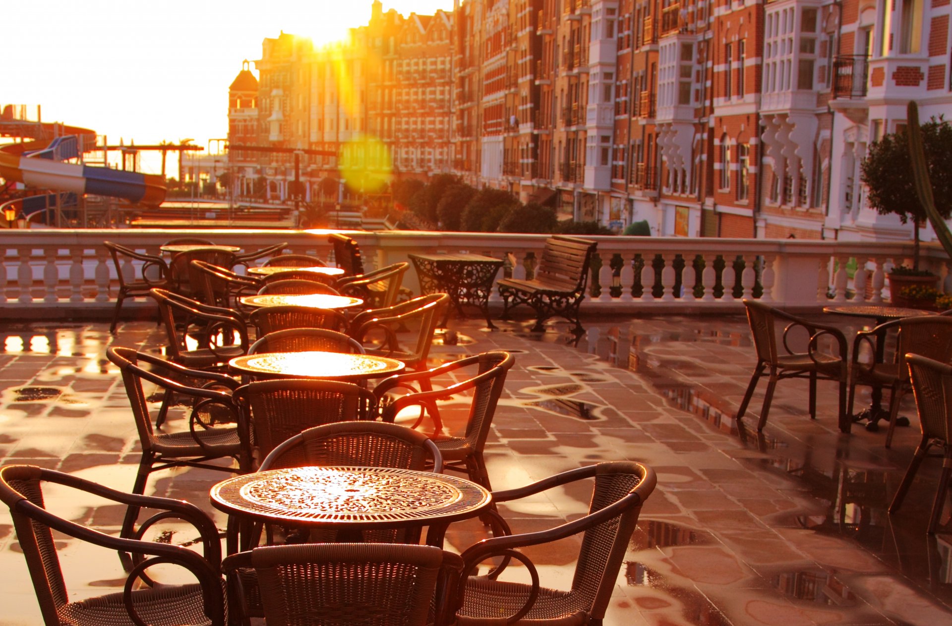 club vecchio stile sedie caffè all aperto mattina presto città caffè terrazza vecchio stile tavoli mattina presto luce del sole