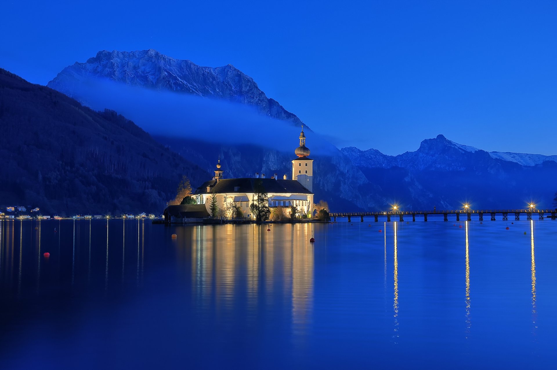 austria ciudad gmunden lago traunze montañas alpes noche neblina azul cielo naturaleza