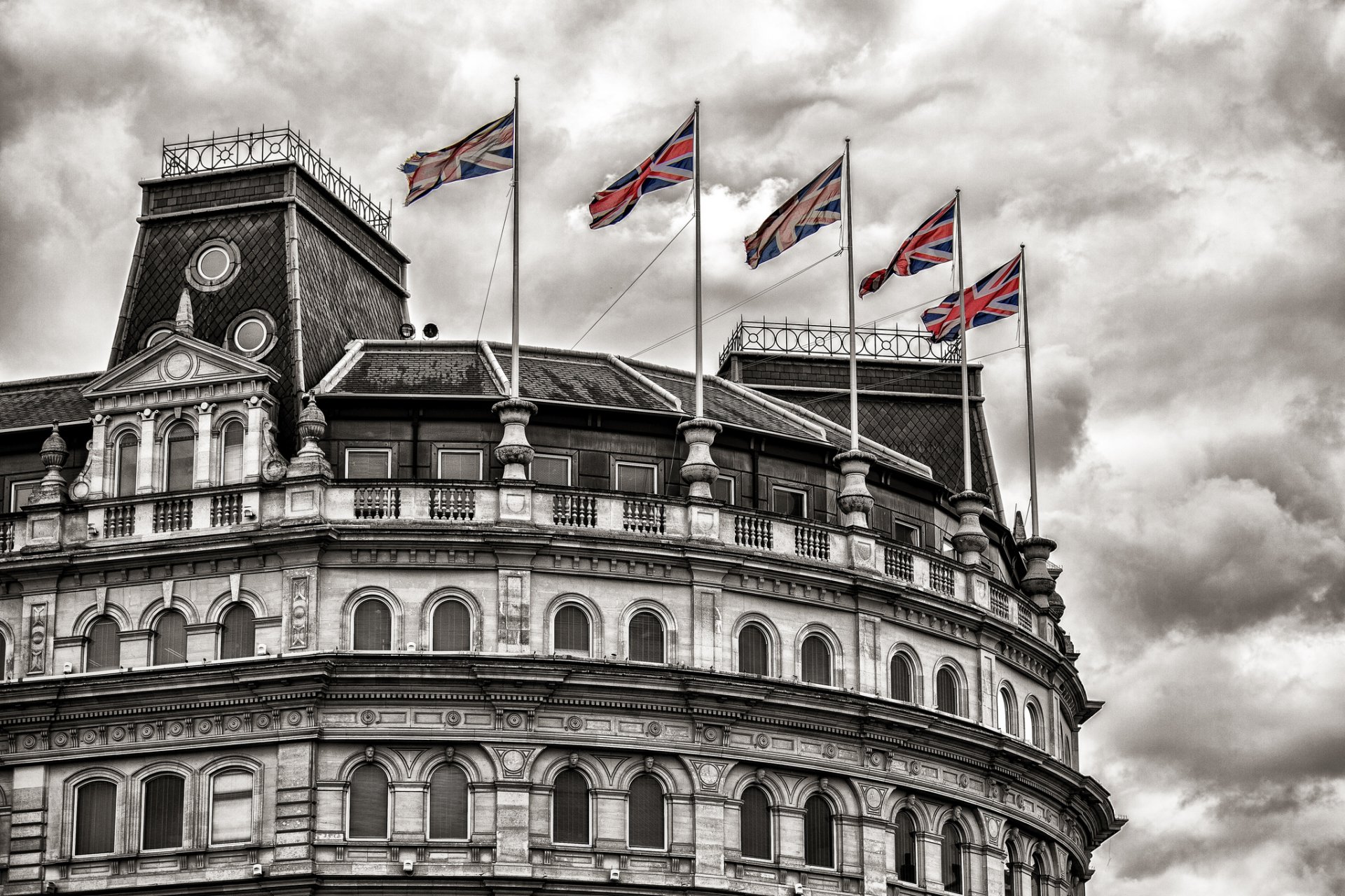 grand bâtiment trafalgar square londres bâtiment drapeaux