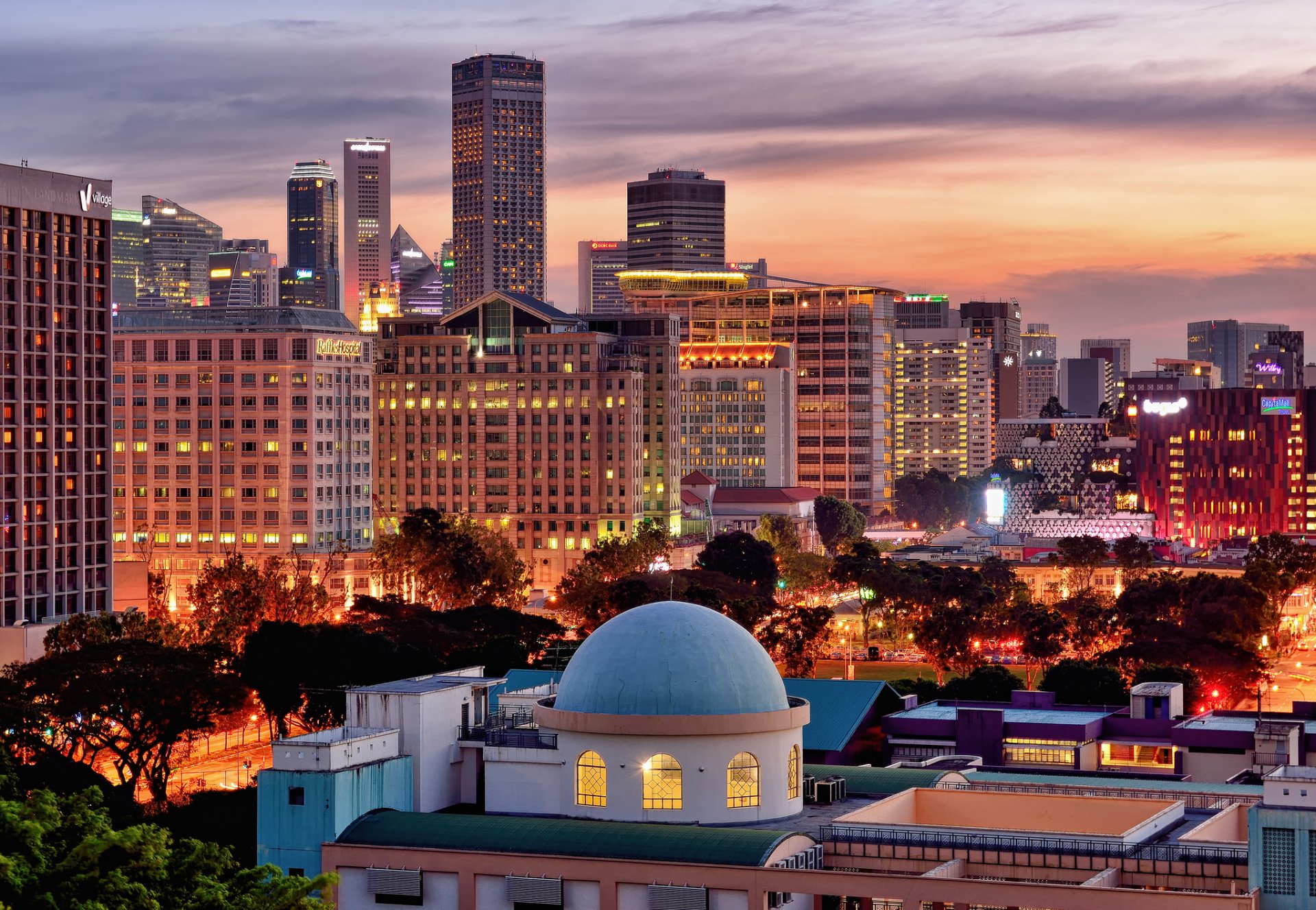 singapur stadt gebäude aljunied al-islamiya medrese häuser hochhäuser wolkenkratzer bäume abend