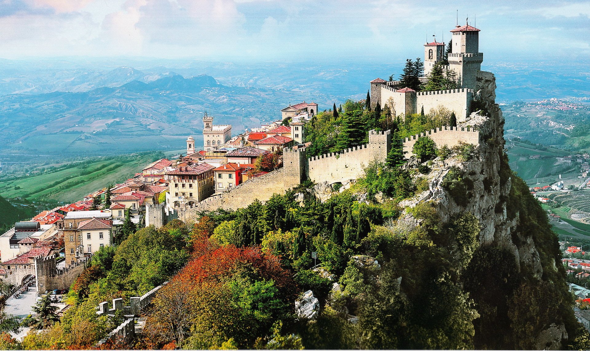 italien san marino stadt horizont berge wald foto