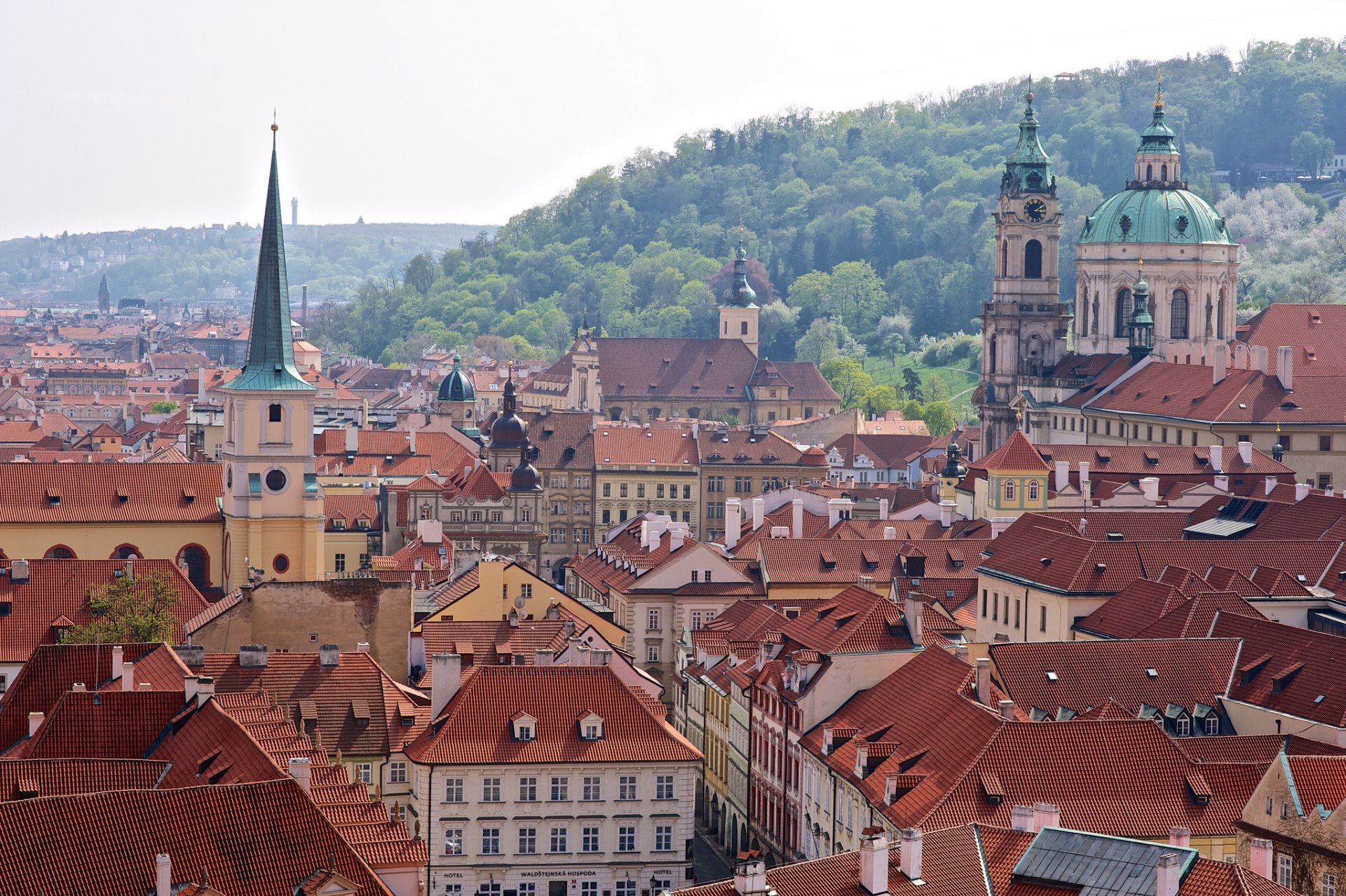 praga czechy budynki dachy panorama