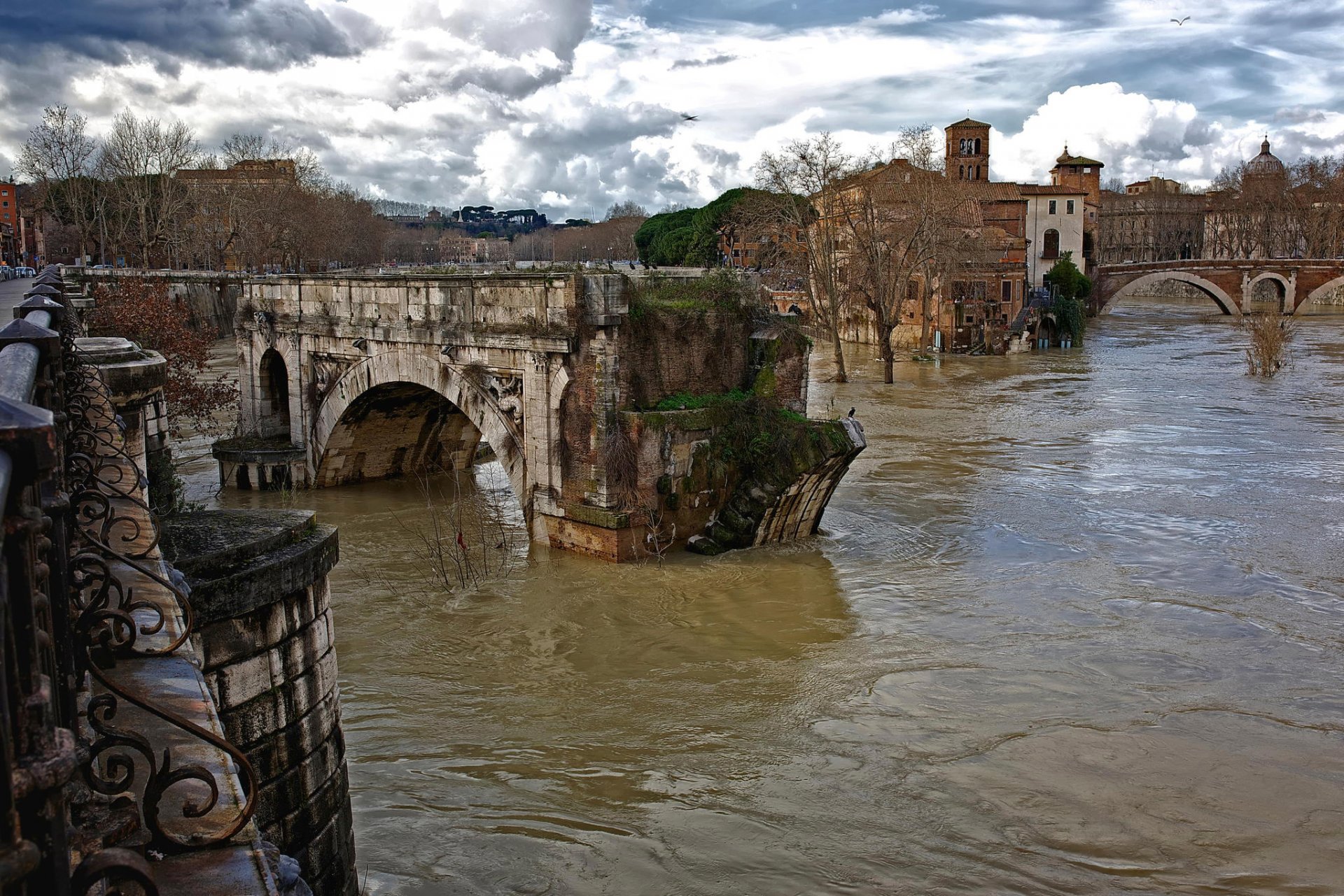 rome italie ruisseaux d eau ruines vieux ancien pont romain tibre