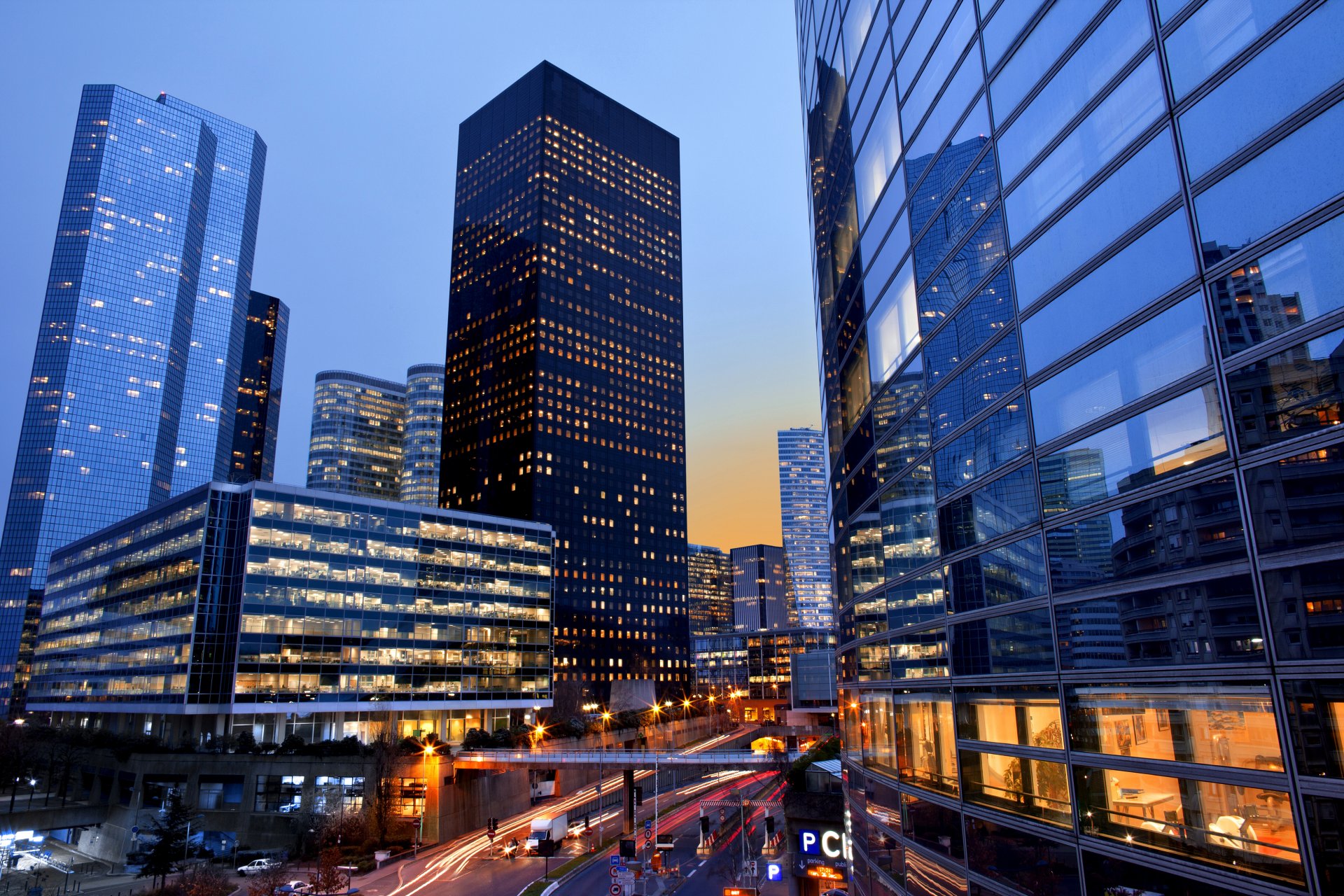 frankreich paris la défense défense stadt nacht straßen autos lichter brücke gebäude wolkenkratzer fenster licht