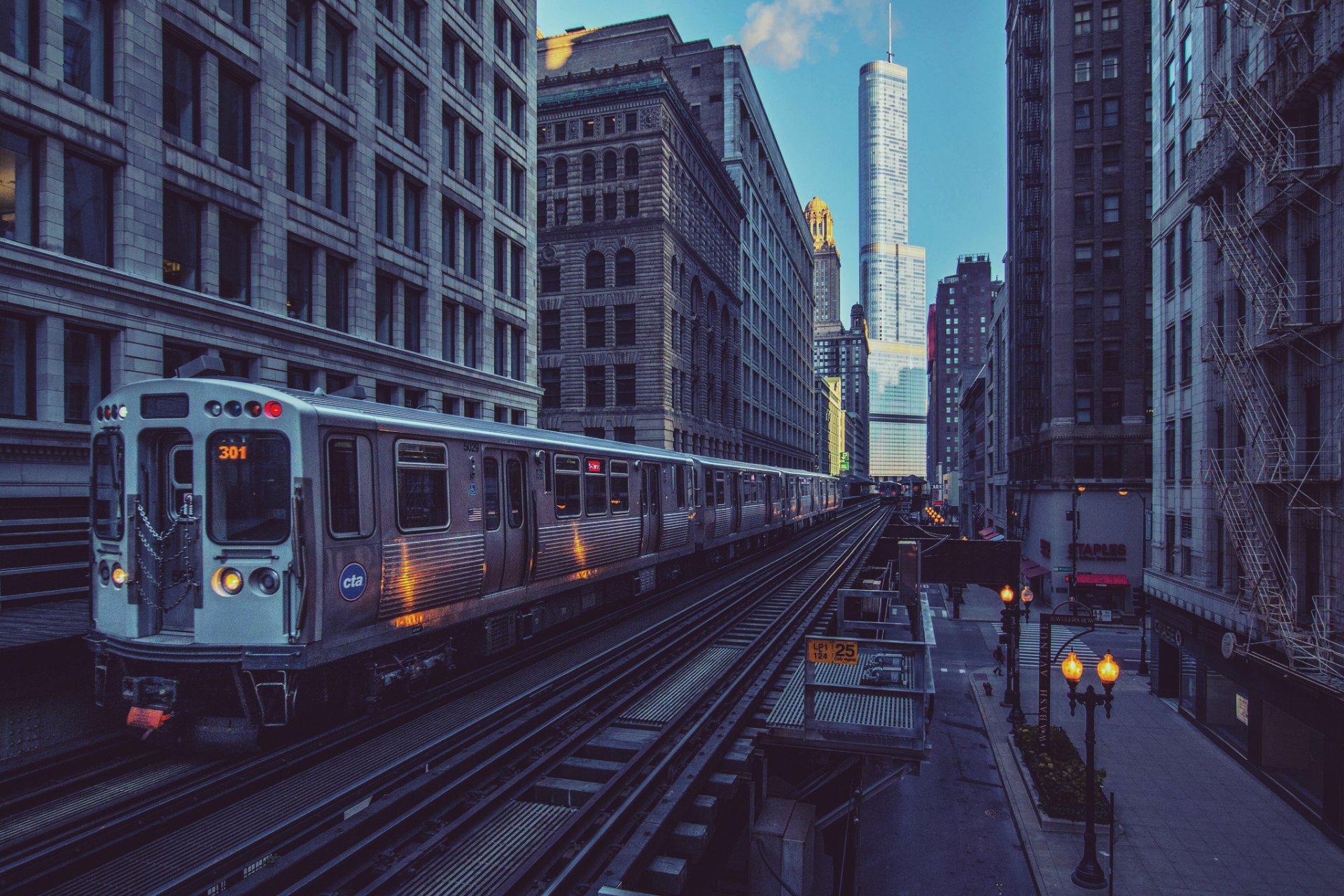 chicago illinois ville train gratte-ciel matin lanternes