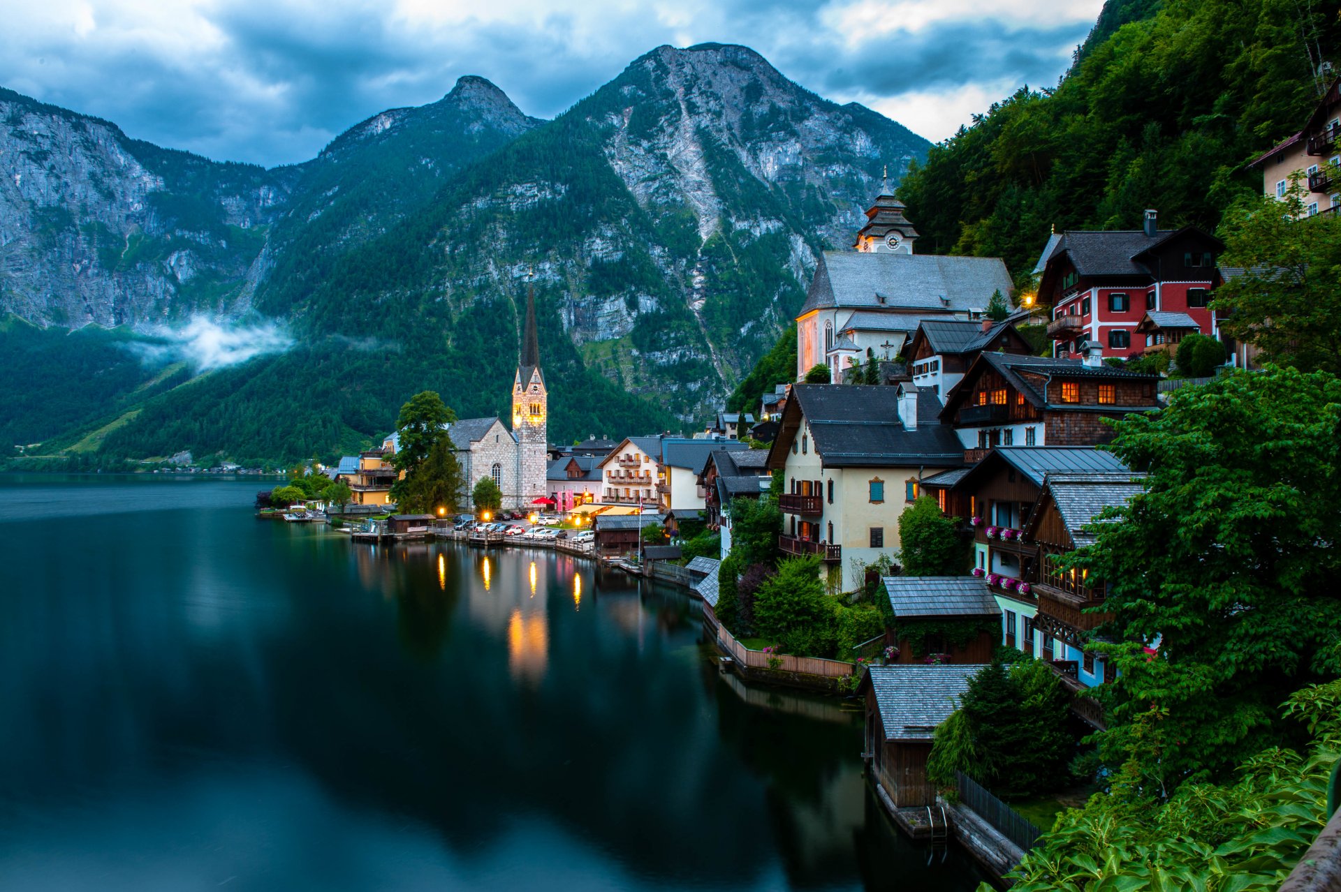 hallstatt salzkammergut österreich austria dachstein montagne alpi città sera lago barche case edifici chiesa natura alberi paesaggio