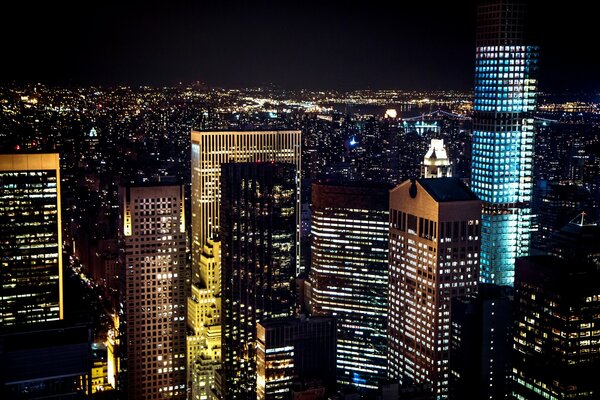 Nowy Jork światło ognia w nocy. Budynki na Manhattanie, drapacze chmur z podświetlanymi wieżowcami. USA Miasto panoramiczne okna 
