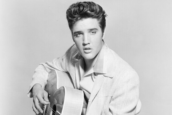 Elvis Presley z gitara, legenda Rock n rolla, biały