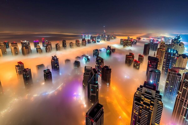 Городские высотки в ночном тумане