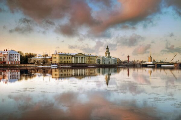 Ruhe an der Newa in St. Petersburg