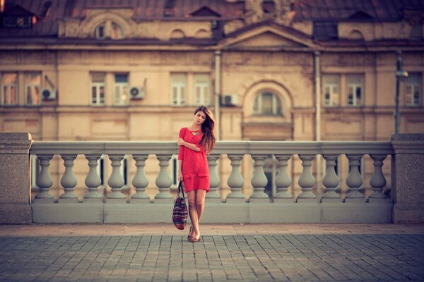 La ragazza in rosso cammina per le strade di Mosca