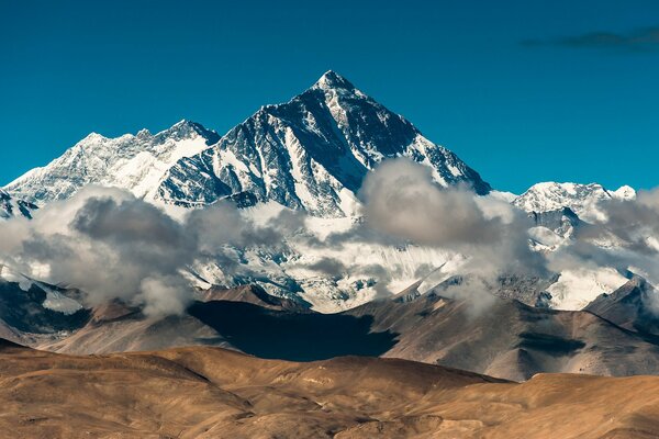The top of Mount Everest is covered with clouds, it is sunny