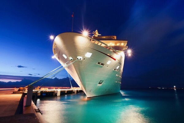 Unbeschreiblich schönes großes Schiff