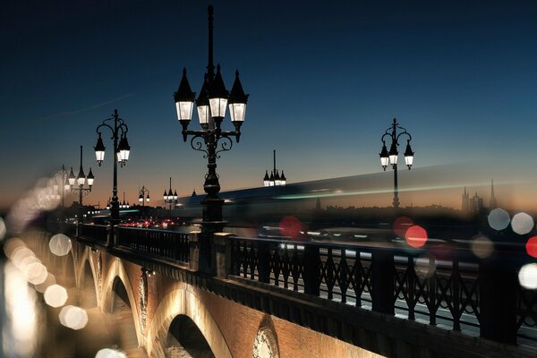 Блики от фонарей на мосту во франции
