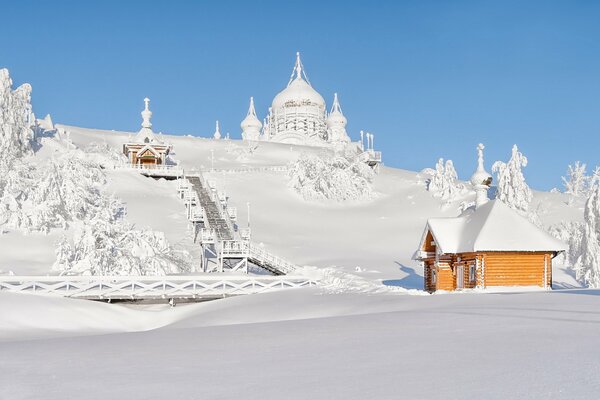 Monasterio de San Nicolás de belogorodsky en invierno nevado