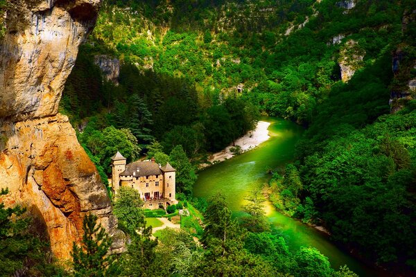 Castillo de cuento de hadas en medio del bosque y el río