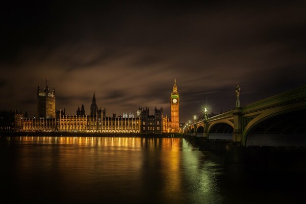 Pont à Londres dans les lumières de la ville