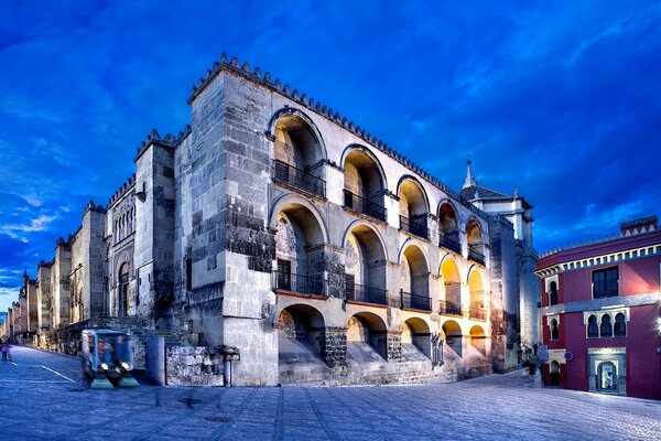 Moschee vor dem Hintergrund des schönen blauen Himmels in Spanien