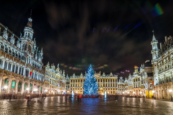 Árbol de Navidad en la Plaza de la noche de Bruselas