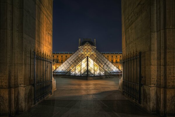 Nuit de Paris, place du Louvre
