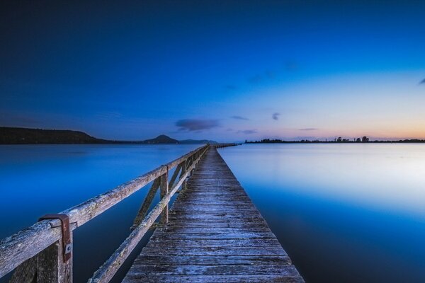 Brücke entlang des Sees bei Sonnenuntergang, Landschaft