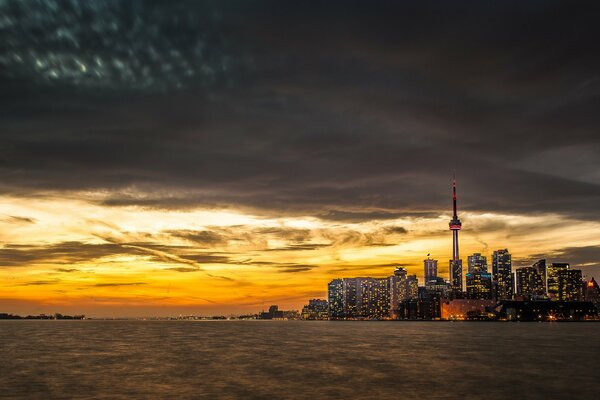 Beau coucher de soleil sur le fond de la ville de Toronto