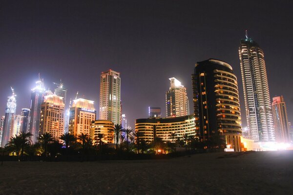 Ciudad de Dubai con playa y arena