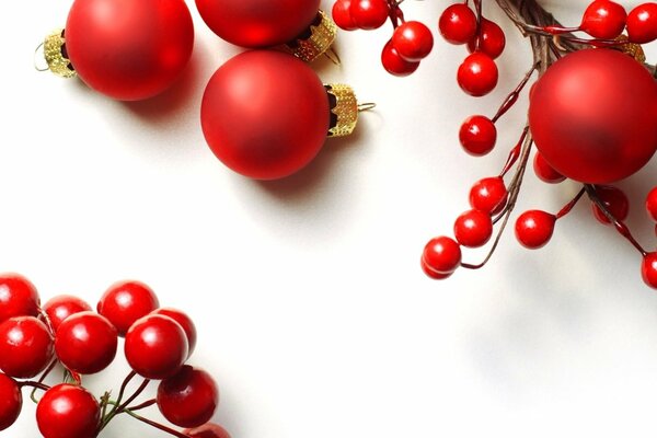 I love decorating a fir tree with red balloons